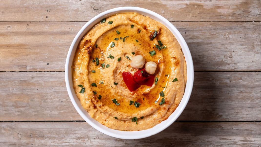 Paprika-Aprikosen-Hummus: Der fruchtige Dip ist ganz einfach zuzubereiten!