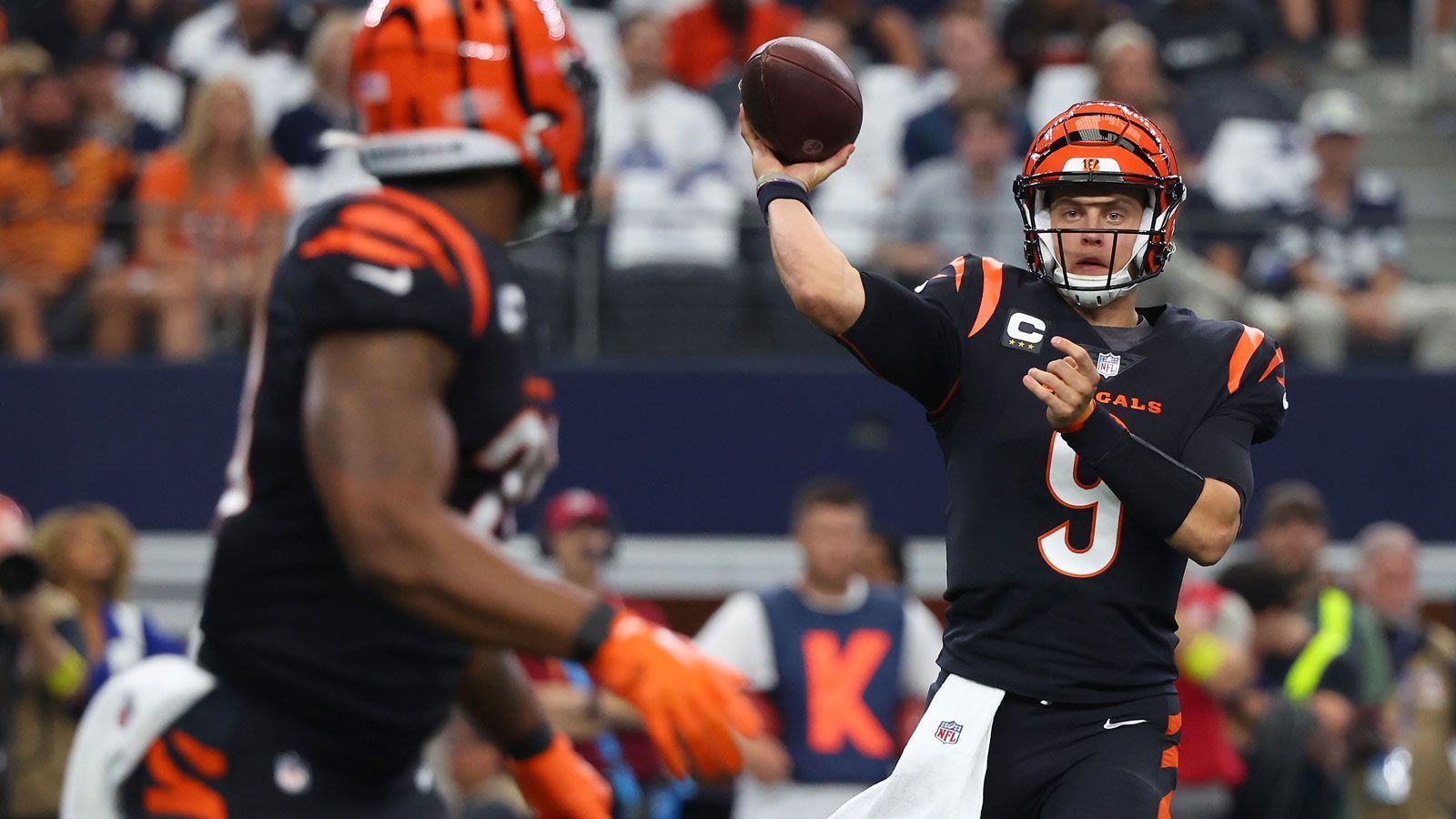 
                <strong>MVP-Rennen: Burrow hängt Brady ab</strong><br>
                Dort liegt der Bengals-Star bei den Buchmachern nämlich nur noch hinter Jalen Hurts (Philadelphia Eagles) und Patrick Mahomes (Kansas City Chiefs), die das Ranking anführen. Tom Brady, der bereits drei Mal die Auszeichnung gewann, liegt aktuell nicht in der Top 10.
              
