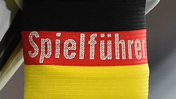 
                <strong>Die Kapitäne der Bundesliga</strong><br>
                Sie gehen voran und legen sich auf dem Platz auch schon mal mit dem Schiedsrichter an. Als Kapitäne sind sie auch die wichtigsten Ansprechpartner der Trainer. In dieser Galerie zeigt ran.de, wer in der neuen Saison die Binde trägt.
              