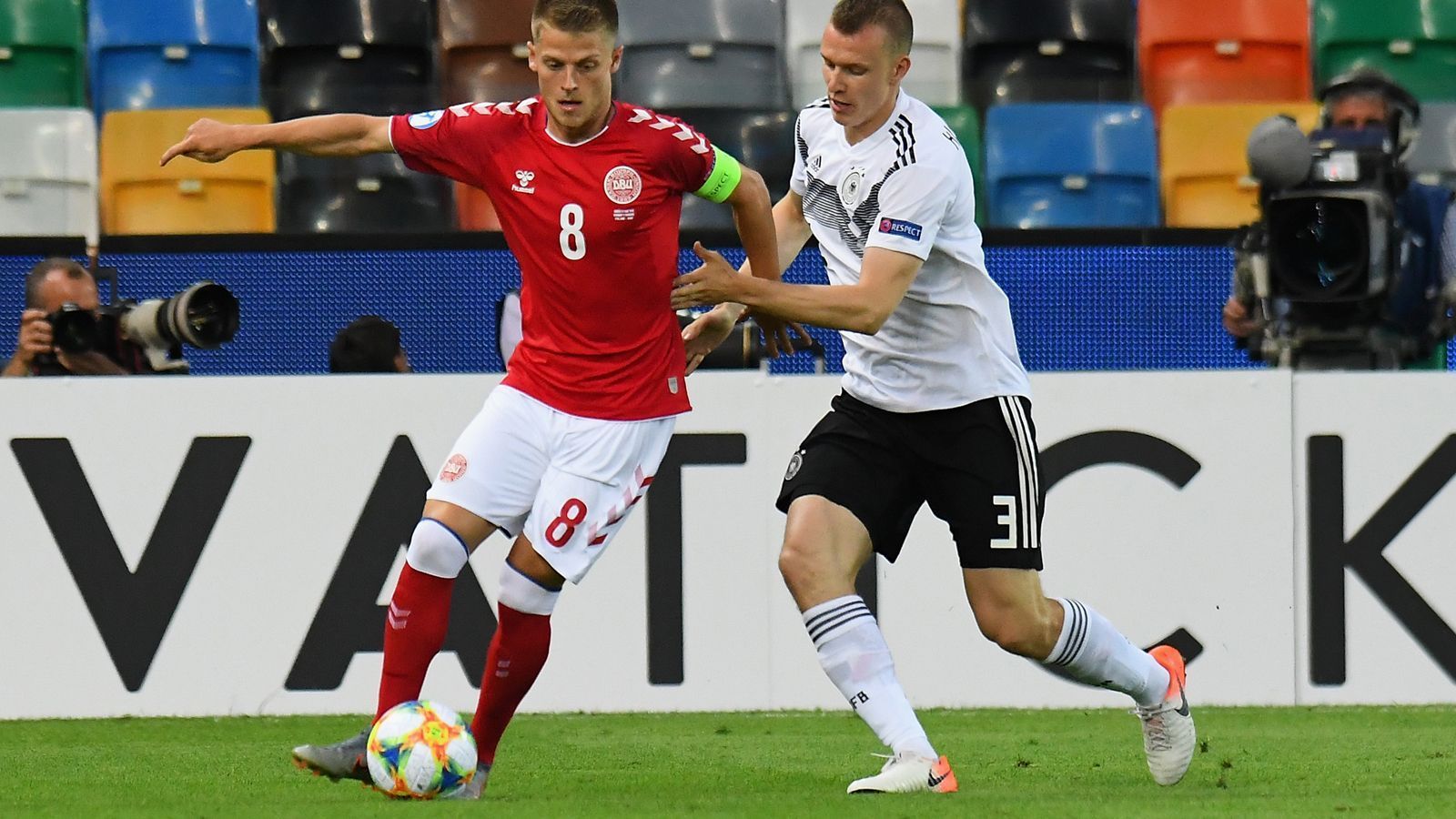 
                <strong>Lukas Klostermann</strong><br>
                Zu Beginn steht der Leipziger zweimal auf verlorenem Posten, als die Dänen über seine rechte Seite durchstechen. Klostermann steigert sich aber rasch und steht deutlich besser, bleibt in der Offensive jedoch blass. ran-Note: 3
              