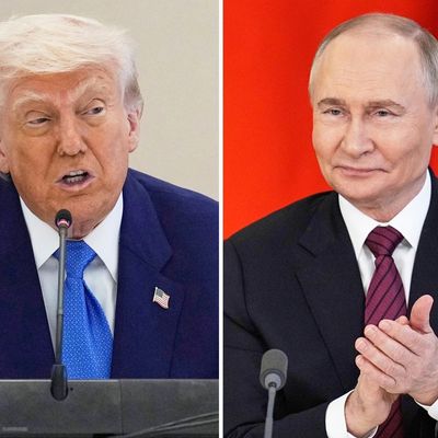 Unmittelbar vor dem Telefonat zwischen US-Präsident Trump (links) und Kremlchef Putin wächst der Druck auf Moskau. 