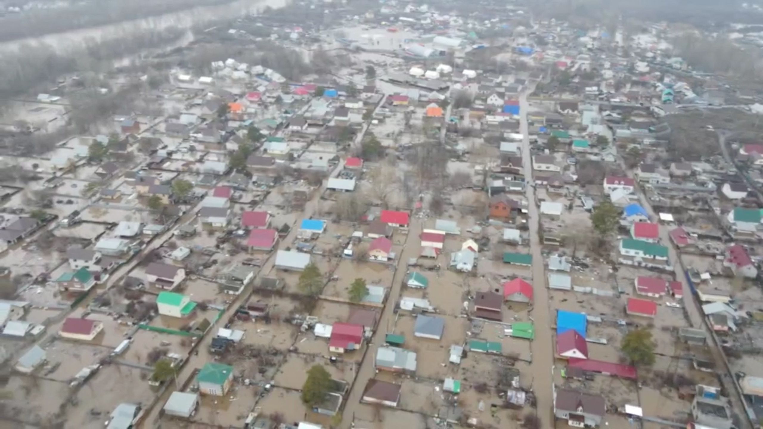 Tausende Häuser sind in Orenburg überflutet.