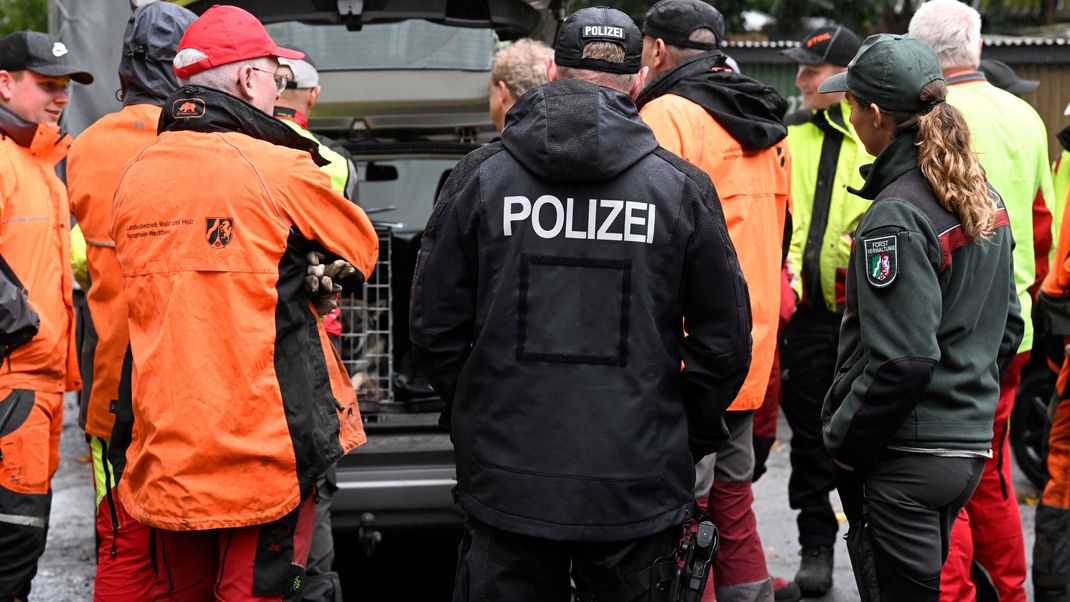 Im Zusammenhang mit dem mutmaßlich islamistischen Terroranschlag von Solingen sucht die Polizei erneut ein Gebiet ab.