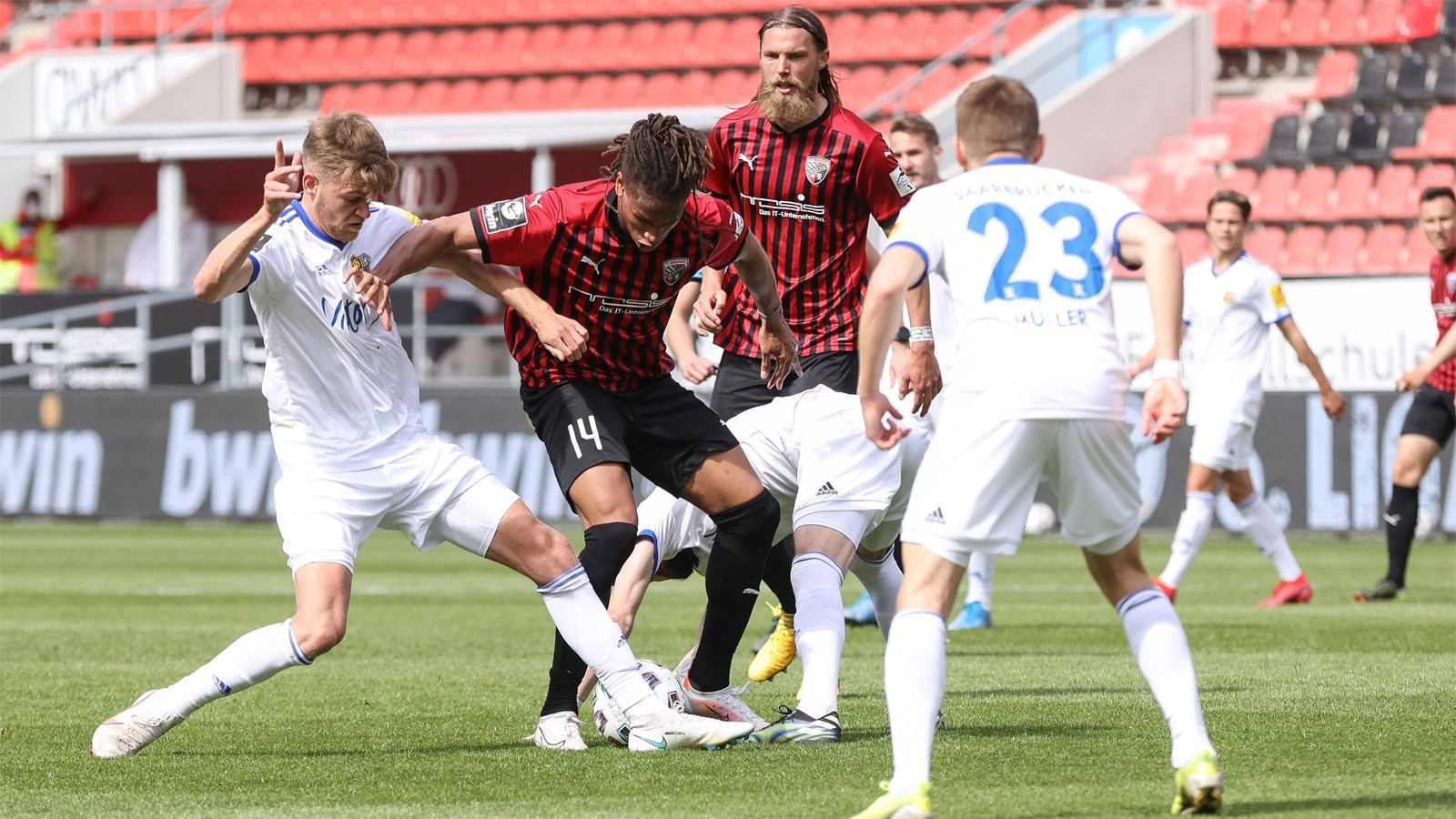 
                <strong>4. FC Ingolstadt (65 Punkte, 48:38 Tore)</strong><br>
                Der FC Ingolstadt (Samstag, 14 Uhr gegen den MSV Duisburg) hätte keine Chance mehr auf den Direktaufstieg, wenn… &#x2022; Ingolstadt gegen den MSV Duisburg nicht gewinnt, Hansa Rostock gewinnt und Dresden nicht verliert  <br>Der FC Ingolstadt hätte keine Chance mehr auf den Relegationsplatz, wenn… &#x2022; Ingolstadt gegen den MSV Duisburg verliert und Hansa Rostock sowie 1860 München ihre Spiele gewinnen (rechnerisch wäre der Relegationsplatz bei einem Rückstand von drei Punkten gegenüber 1860 München zwar noch erreichbar. Allerdings hat 1860 ein um 26 Tore besseres Torverhältnis, sodass im direkten Aufeinandertreffen der 3. Platz praktisch nicht mehr einzunehmen wäre.) <br>
              