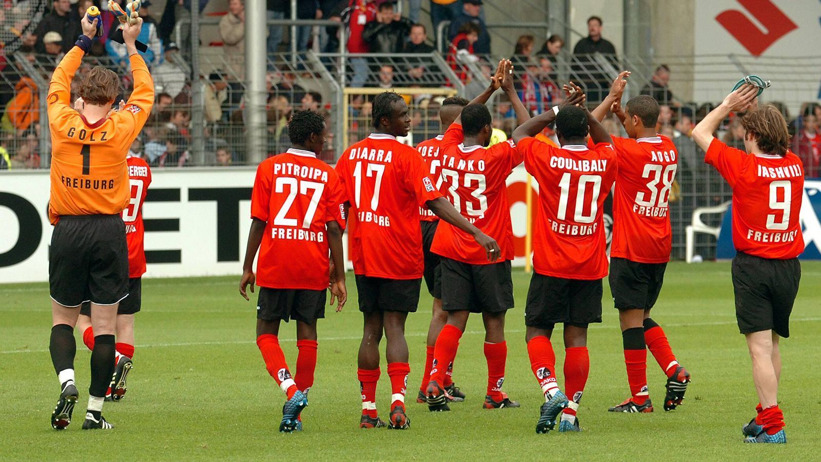 
                <strong>Platz 4 - SC Freiburg (2004/05, 18 Punkte, 30:75 Tore)</strong><br>
                Der SC Freiburg stieg im Mai 2005 mit nur 18 Punkten als abgeschlagenes Schlusslicht ab. Wer hätte das nach fünf Spieltagen gedacht? Denn in den ersten fünf Begegnungen blieb die Elf von Coach Volker Finke ungeschlagen (ein Sieg, vier Remis). Danach ging es schnell bergab mit den Breisgauern. Zwischen dem 10. und 16. Spieltag kassierte Freiburg sieben Niederlagen hintereinander und war somit schon zur Winterpause am Tabellenende. Negativer Höhepunkt der Pleitenserie war eine 0:6-Heimklatsche gegen Werder Bremen. Nach der Winterpause gab es nur noch ein kurzes Aufflackern mit vier Punkten aus zwei Spielen - doch es war der Anfang vom Ende. Nach dem 19. Spieltag gewann Freiburg keine Begegnung mehr. Zum Saisonende betrug der Rückstand auf das rettende Ufer 18 Punkte. 
              