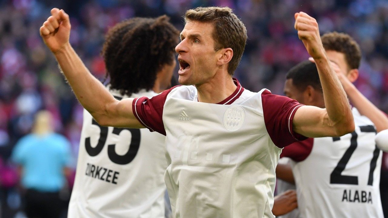 
                <strong>Müllers Lieblingssong: "All I do is win no matter what"</strong><br>
                Bereits 247-mal verließ Thomas Müller in der Bundesliga den Platz als Sieger. Damit ist er auf bestm Wege, den All-Time-Rekord von Bayern-Vorstand Oliver Kahn zu knacken. Dieser thront mit 310 Siegen auf dem Platz an der Sonne des All-Time-Ranking. Einschätzung: Den Rekord von Kahn kann Müller mit nur durchschnittlich 21 Spielen in den kommenden drei Saisons einstellen, weshalb der Oberbayer den Titan wohl knacken wird. Die Frage wird sein, wie lange Teamkollege Manuel Neuer noch in der Bundesliga spielt, der wohl der ärgste Konkurrent in dieser Kategorie für Müller sein wird.
              