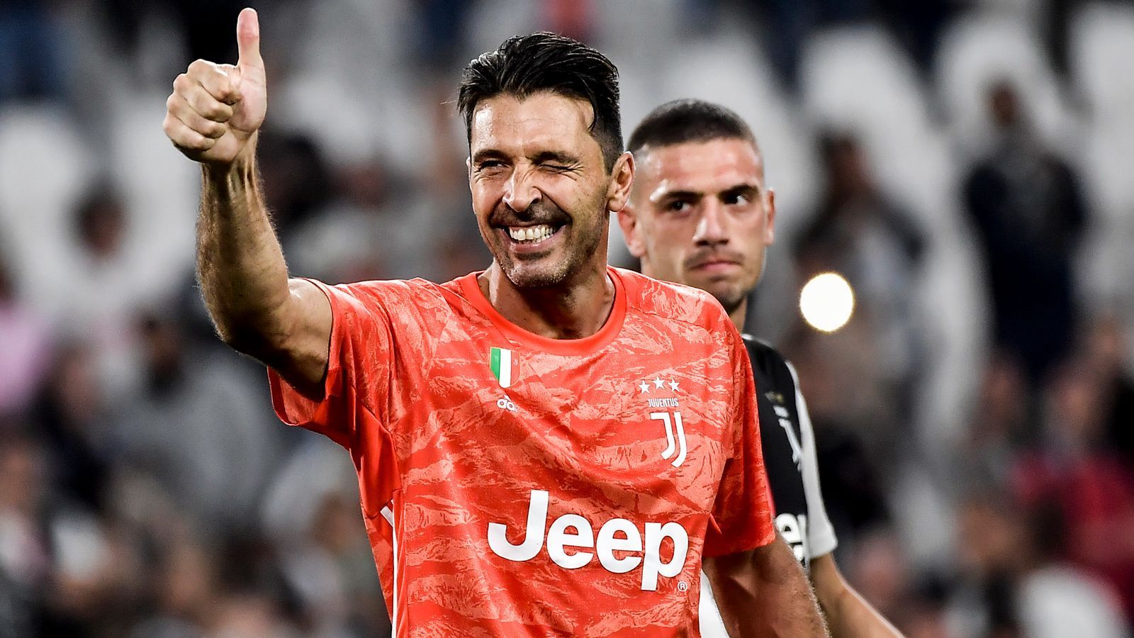 <strong>Platz 3: Gianluigi Buffon (ehemals u.a. Juventus Turin) - 52</strong><br>Der langjährige Juve-Schlussmann hat zwar nie die Champions League gewonnen, war jedoch häufig nahe dran. So ähnlich sieht es auch in diesem Top-Ranking aus. Buffon schaffte es wie kaum ein anderer, über 20 Jahre hinweg auf absolutem Top-Level zu halten. Seinen größten Erfolg feierte er im Jahr 2006, als er mit Italien Weltmeister wurde.&nbsp;