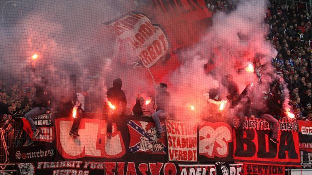 
                <strong>Platz 10: 1. FC Nürnberg</strong><br>
                Bengalos, Flitzer und Co. - in Deutschlands Stadien sieht man nicht nur schöne Bilder. In der vergangenen Saison mussten die Profiklubs insgesamt 1,4 Millionen Euro Strafe an den DFB zahlen. "Die Welt" hat eine Rangliste mit den Strafzahlungen der Vereine erstellt. Auf Platz zehn liegt der 1. FC Nürnberg mit 37.500 Euro.
              