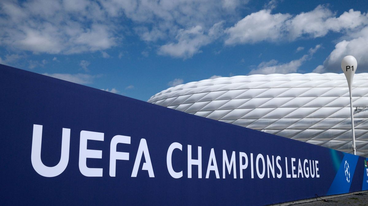 24.05.2025, Champions League Munich Arena, Muenchen, Fussball, im Bild: Allianz Arena ohne Allianz Logo fuer die Champions League Finale vorbereitet *** 24 05 2025, Champions League Munich Arena, M...