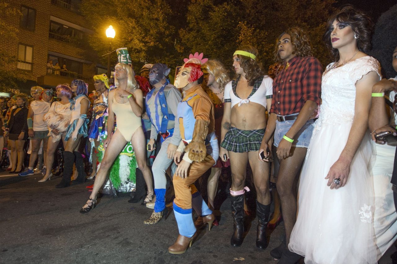 Die Teilnehmer:innen des Drag Queen High Heel Race fiebern immer kurz vor Halloween auf den Startschuss hin.