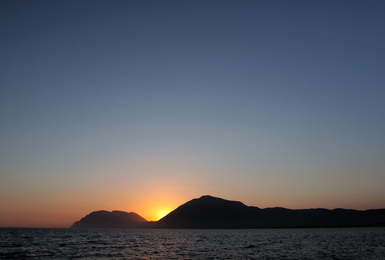 Helike in Griechenland: Das Foto zeigt den Golf von Korinth bei Patras. Eine Flutwelle riss die Stadt 373 vor Christus mit einem Erdrutsch ins Meer. Auch hier ähneln die Beschreibungen mit einem vorherigen Erdbeben wohl einem Tsunami. 