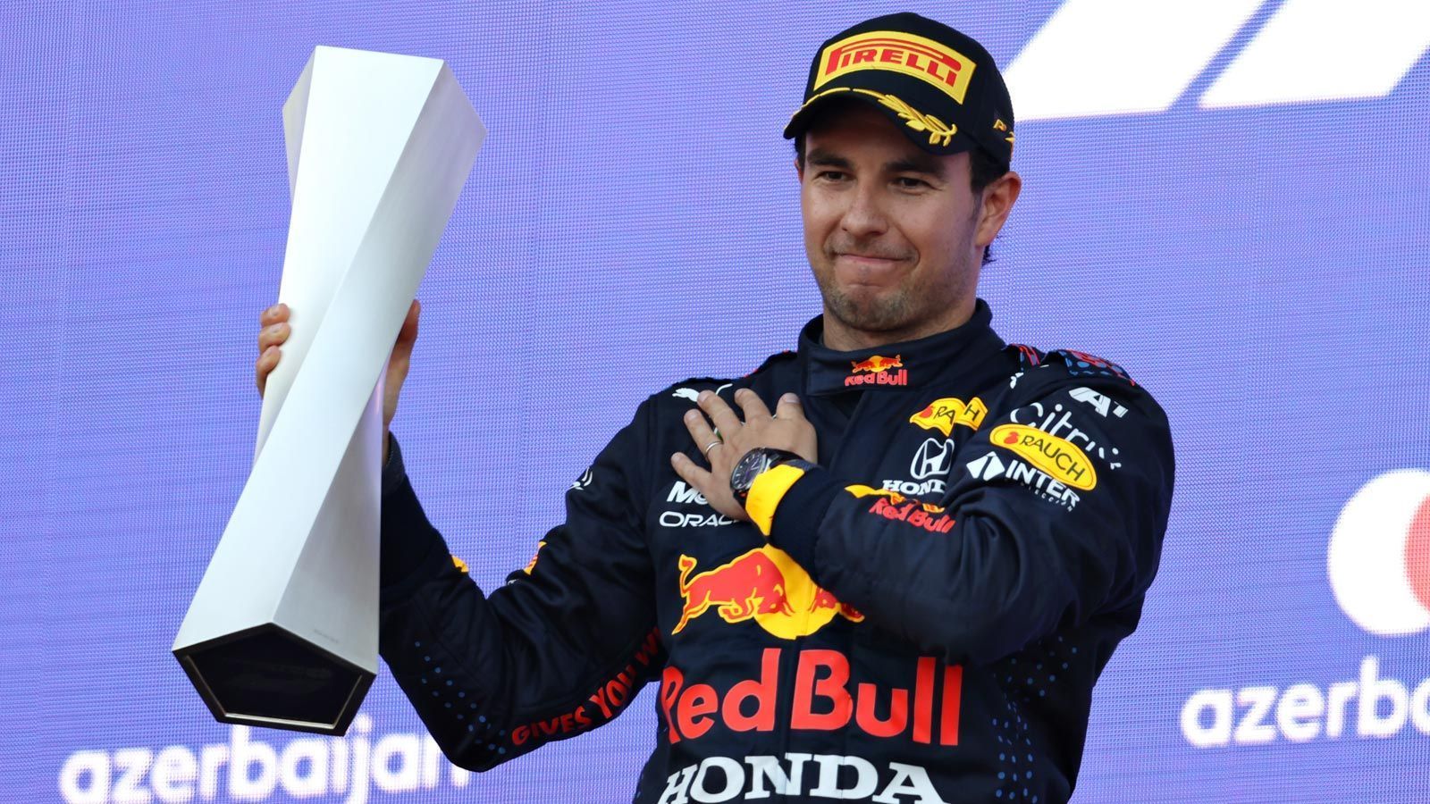 
                <strong>Sergio Perez (Red Bull)</strong><br>
                Saison 2021: 190 Punkte, 4. Platz der GesamtwertungFünf Rennen hatte sich der Mexikaner gegeben. Dann wollte er sein neues Auto verstanden haben und um Siege mitfahren. So lautete eine Aussage von Sergio Perez vor der Saison. Und tatsächlich: Nach einem ordentlichen Saisonstart konnte er das sechste Rennen dieses Jahres - in Baku - gewinnen, profitierte aber auch davon, dass Max Verstappen ausfiel und Lewis Hamilton nach einer Rennunterbrechung den Restart verpatzte. Für Perez war es mit fünf Podiumsplätzen und 190 Punkten die erfolgreichste Saison seiner Karriere.
              