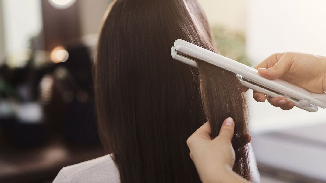 Verwende beim Glätten deiner Haare unbedingt einen Hitzeschutz – so bleibt deine Haarstruktur schön und gesund. 