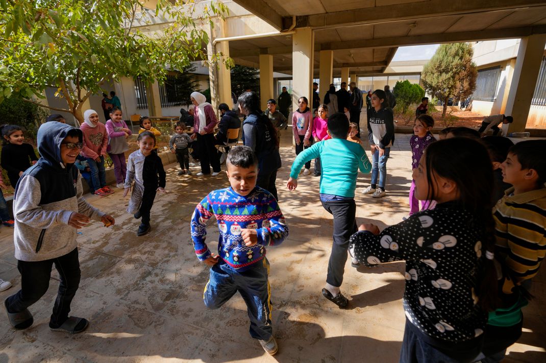 Mit ihren Familien mussten diese Kinder aus der libanesischen Stadt Baalbek vor dem Krieg fliehen.