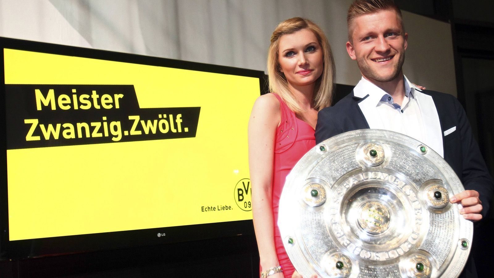 
                <strong>Jakub Blaszczykowski</strong><br>
                Jakub Blaszczykowski war 2012 wegen seiner unermüdlichen Läufe auf der rechten Seite der absolute Publikumsliebling der BVB-Fans. Nach dem emotionalen Abschied in Dortmund 2015 spielte der Pole noch für die AC Florenz und den VfL Wolfsburg. Zurzeit kickt der 33-Jährige bei Wisla Krakau.
              