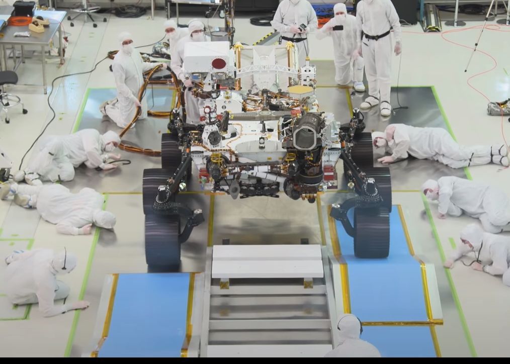 Bei der ersten Testfahrt lag das Ingenieur-Team wie bei einer altertümlichen Gottesanbetung rings um den Rover auf dem Boden - allerdings nur, um Fehler zu entdecken.