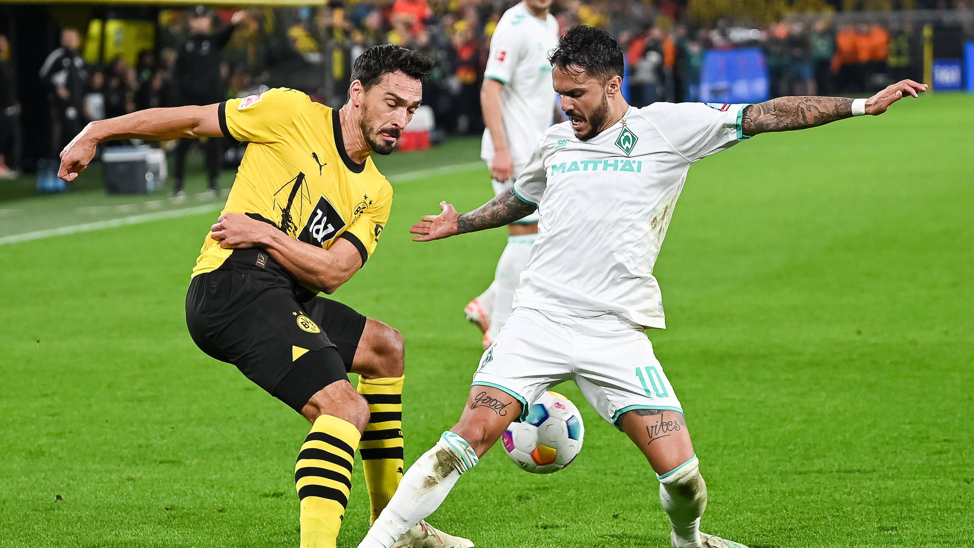 <strong>Mats Hummels</strong><br>Nach seinem Nationalmannschafts-Comeback darf der 34-Jährige beim BVB auch wieder von Beginn an ran und hat in der Abwehr gegen offensiv harmlose Bremer alles im Griff. Ab und an übertreibt es Hummels aber im Aufbau mit zu riskanten Pässen, die danach nicht selten beim Gegner landen. <strong>ran-Note: 3</strong>