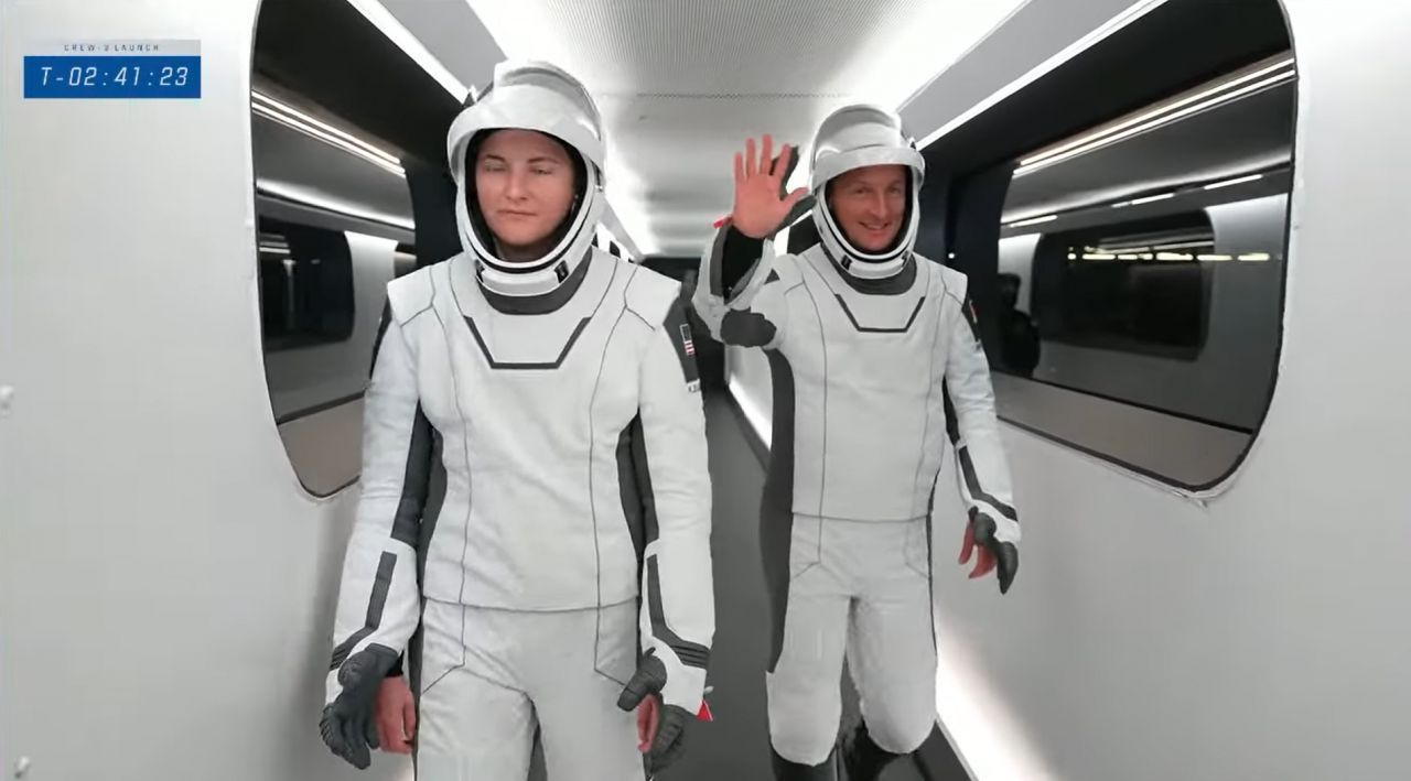 Sieht so aus, ist aber kein SciFi: Matthias Maurer mit seiner Kollegin auf dem Weg zum Crew Dragon.