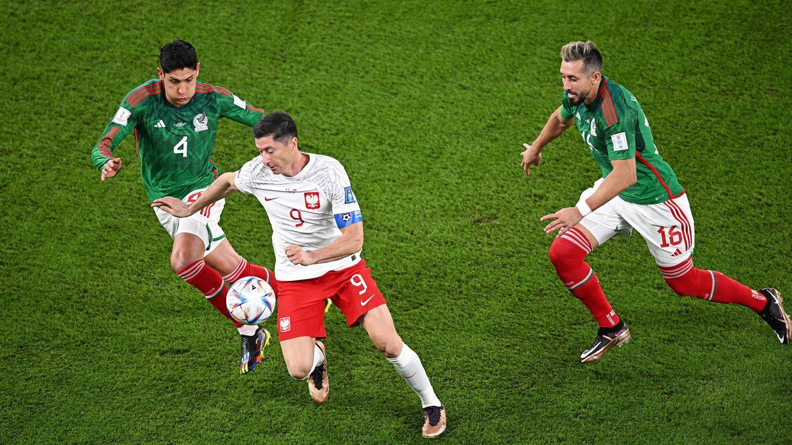 
                <strong>Lewandowski-Watch: So schlug sich Polens Stürmer gegen Mexiko</strong><br>
                Dass es für Robert Lewandowski nicht einfach werden wird, zeigt sich im Spiel gegen Mexiko schnell. Die Polen setzen auf eine defensive Taktik, der 34-Jährige Mittelstürmer bekommt es in der Spitze oft mit mehreren Gegenspielern zu tun.
              