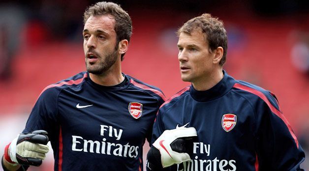 
                <strong>Manuel Almunia und Jens Lehmann (FC Arsenal)</strong><br>
                Manuel Almunia und Jens Lehmann: Freunde sind die beiden zu gemeinsamen Zeiten bei Arsenal nicht, aber sie stacheln sich gegenseitig zu Topleistungen an. Jahrelang ist zunächst Lehmann (re.) die Nummer 1, bis er bei Coach Arsene Wenger in Ungnade fällt. Dann übernimmt der Spanier und spielt so stark, dass Lehmann die Gunners 2008 verlässt.
              