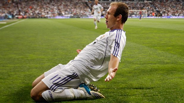 
                <strong>Platz 9: Arjen Robben - 36 Millionen Euro</strong><br>
                Platz 9: Arjen Robben - 36 Millionen Euro. Noch ein Top-Star, der aktuell für Bayern München spielt. Der Niederländer wechselt zur Saison 2007/2008 von Chelsea in die spanische Hauptstadt. Zwei Jahre später kaufen ihn die Bayern für kolportierte 24 Millionen Euro.
              