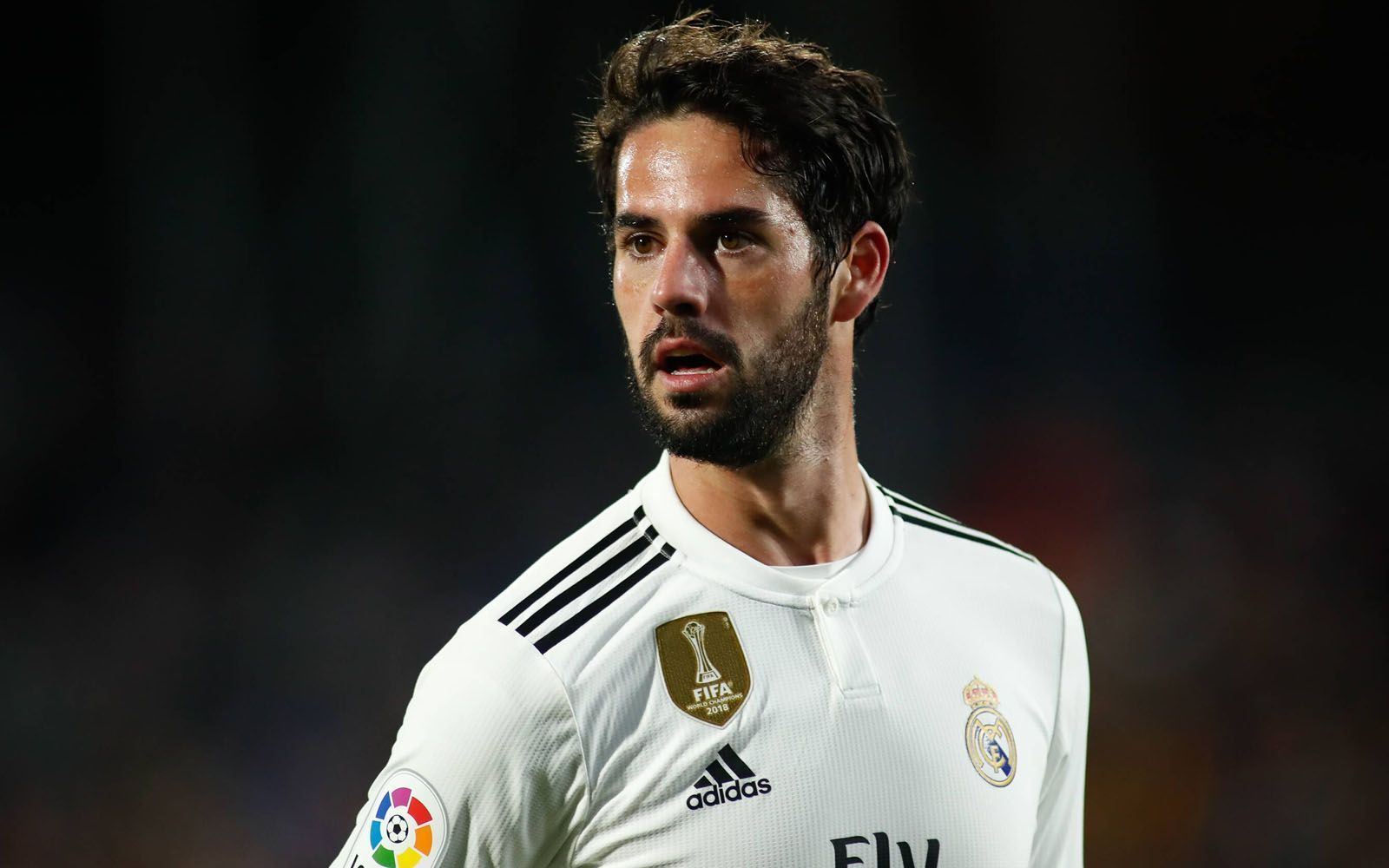 
                <strong>Isco</strong><br>
                Bis zu Zidanes Rückkehr zu Real galt Isco als Sorgenkind und heißester Wechselkandidat. Der Spanier war zumeist nur Ergänzungsspieler und extrem unzufrieden. Unter Zidane stand der Spanier dann wieder häufiger auf dem Feld. Dennoch ist die Zukunft Iscos, dessen Vertrag bei Real noch bis 2022 gilt, völlig offen.  Interessenten aus den europäischen Top-Ligen soll es geben. 
              