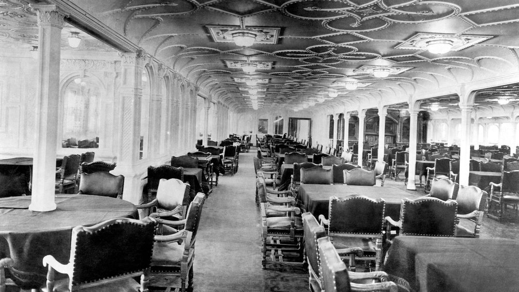 Von der See eingeschlossen: Die Titanic war prachtvoll ausgestattet und auf der Passagierliste standen einige der prominentesten Namen der Zeit. Das Foto zeigt den Speisesaal 1912. Zahlreiche Möbel und andere Überreste wurden im Wrack entdeckt.