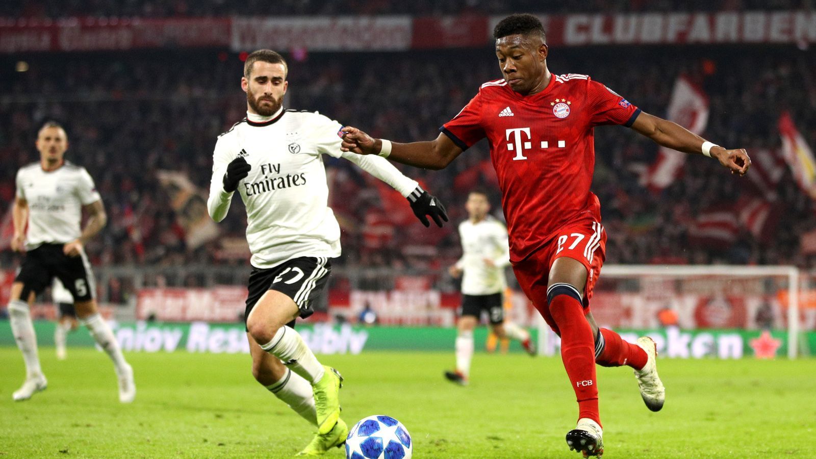 
                <strong>David Alaba</strong><br>
                Auch er ordentlich. Defensiv profitiert er von sehr zurückhaltenden Gästen, offensiv lässt er sich blicken, ohne aber Ausrufezeichen setzen zu können. Bis zu seiner schönen Torvorlage in der Schlussphase auf Ribery. ran-Note: 3
              