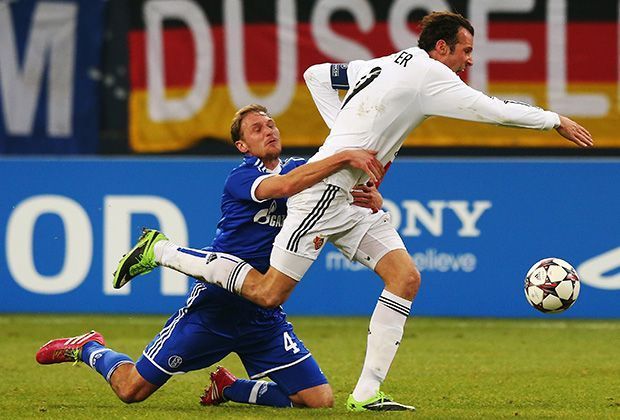 
                <strong>FC Schalke - FC Basel 2:0</strong><br>
                Glück für den FC Schalke 04: Benedikt Höwedes bekommt für dieses Foul an Marco Streller "nur" Gelb ...
              