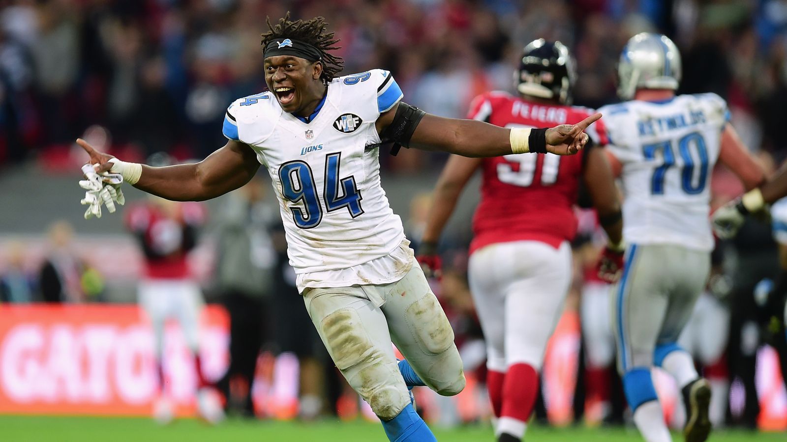 
                <strong>Ezekiel Ansah als Clark-Ersatz</strong><br>
                Ersatz für Clark wurde in Form von Ezekiel Ansah verpflichtet. Der Free Agent, der vorher sechs Jahre lang für die Detroit Lions aktiv war, hat einen Einjahresvertrag für neun Millionen Dollar unterzeichnet. Ansahs Teamsuche hat sich aufgrund einer Schulter-Verletzung in die Länge gezogen. Mehrere Teams sollen deshalb von einer Verpflichtung abgesehen haben. Der Edge-Rusher und Pro-Bowler 2015 soll Mitte August wieder voll einsatzfähig sein. 
              