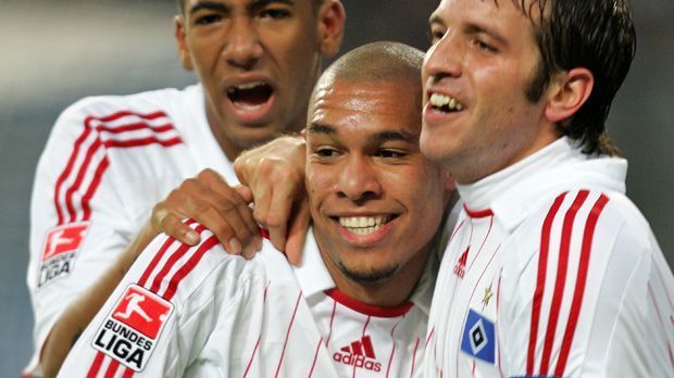 
                <strong>MITTELFELD: Nigel de Jong (AC Mailand)</strong><br>
                Nigel de Jong kam 2006 als 21-Jähriger von Ajax nach Hamburg. Überzeugte im defensiven Mittelfeld - und wechselte im Januar 2009 für die Hamburger Rekordsumme von 19 Millionen Euro zu Manchester City. Seit 2012 eine feste Größe beim AC Milan.
              