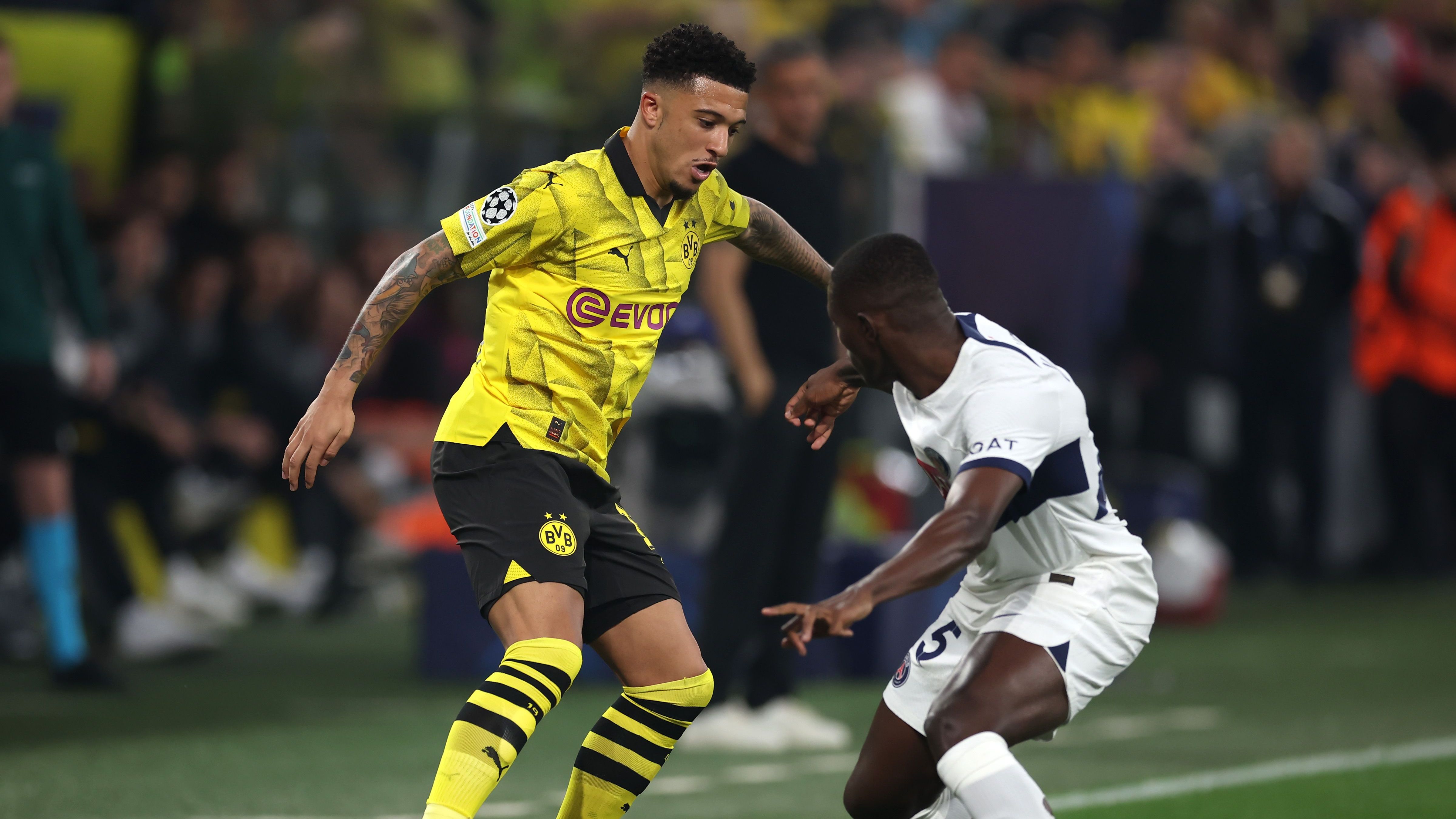 <strong>Jadon Sancho (Borussia Dortmund)</strong><br>Zu Beginn einige Male zu lässig im Abspiel. Ist so für Ballverluste in der Vorwärtsbewegung verantwortlich. Seine Extraklasse arbeitet er danach immer stärker heraus. Von der PSG-Defensive kaum noch in den Griff zu bekommen. Brillant, wie er Füllkrugs große Chance (60.) vorbereitet. Über die gesamte Spielzeit Borussias spielbestimmender Offensivakteur. <strong><em>ran</em>-Note:</strong> <strong>2</strong>