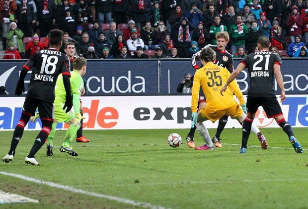 
                <strong>Unglaublich: Torwart Hitz trifft zum Ausgleich</strong><br>
                Beim Spiel zwischen dem FC Augsburg und Bayer Leverkusen kommt es in den Schlussminuten zu einer unglaublichen Szene. Augsburg-Keeper Marwin Hitz trifft zum Last-Minute-Ausgleich. 
              
