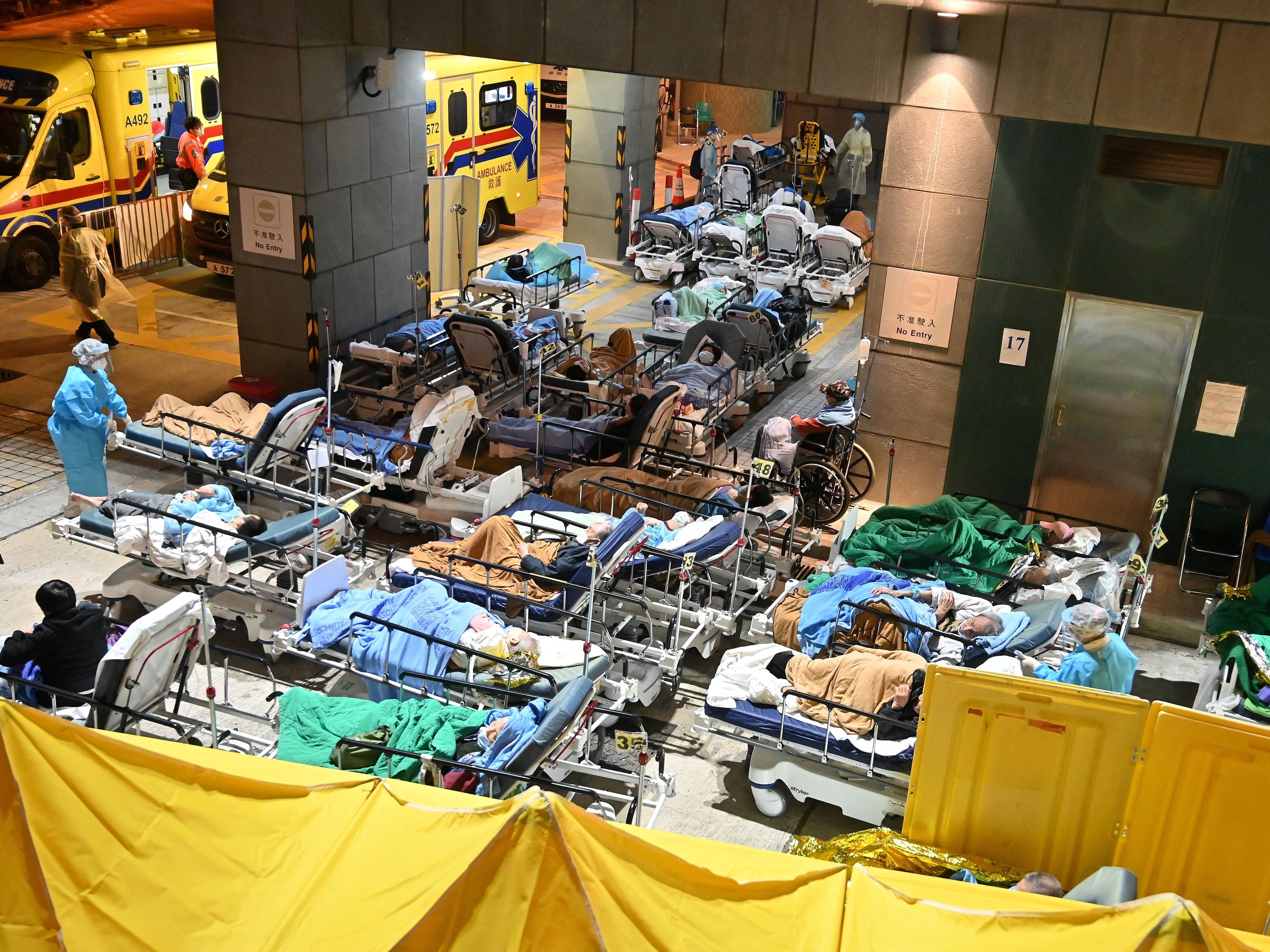 16. Februar: Chinesische Krankenhäuser überlastet: Patient:innen liegen in Betten auf der Straße vor der Klinik.