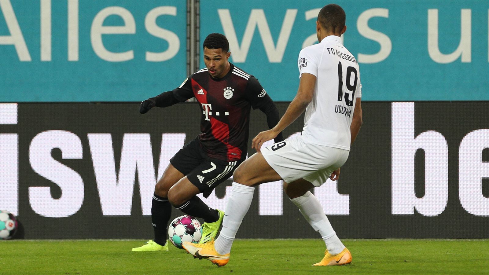 
                <strong>Serge Gnabry</strong><br>
                Umtriebigster Bayern-Angreifer im ersten Abschnitt, bei seinen Großchancen (23./38.) aber genau wie bei manchem Vorlagenversuch glücklos. Nach einer guten Stunde war Schluss für ihn. ran-Note: 3
              