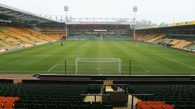 
                <strong>Norwich City - Carrow Road</strong><br>
                Norwich City: Bei 1.870 Euro starten die Preise in der Premier League für die Platzmiete. In der Carrow Road können sich 30 Fans von Norwich City (15 pro Team) auf dem Rasen messen. Insgesamt zwei Stunden stehen zur Verfügung. Für kleinere Aufpreise kann man die Zeit im Stadion verlängern.
              