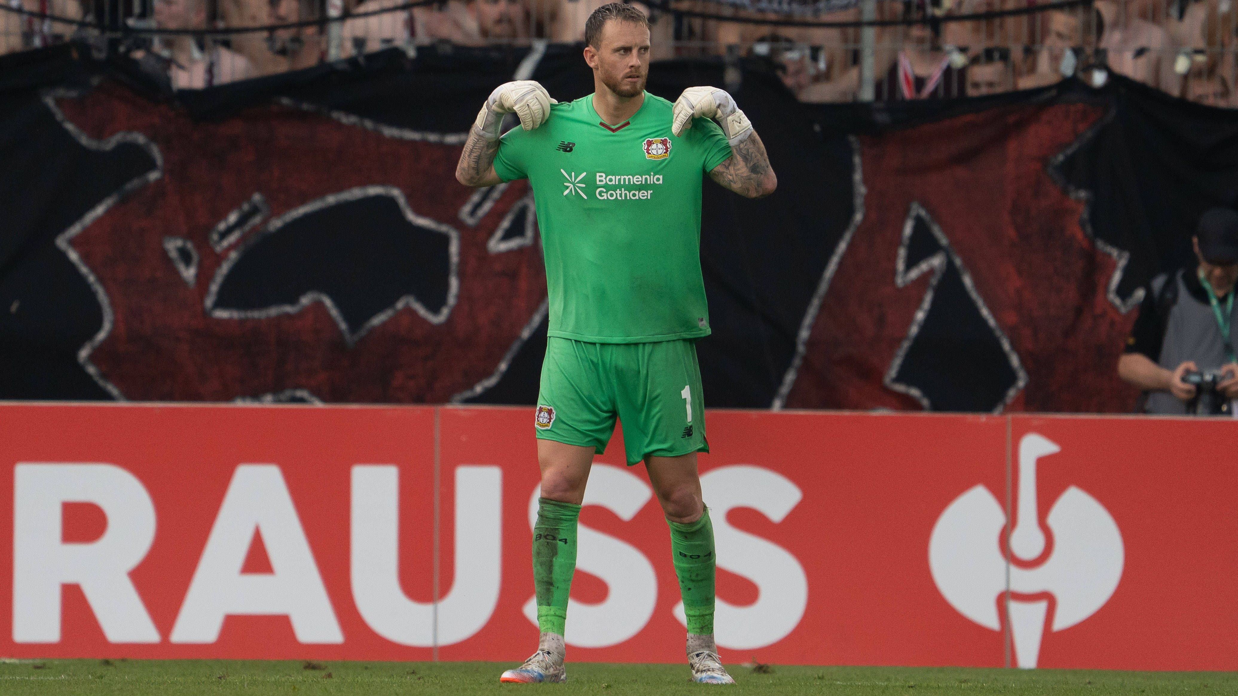 <strong>Mark Flekken (für elf Millionen Euro vom FC Brentford zu Leverkusen)</strong><br>Hradecky und Kovář teilten sich vergangene Saison das Tor bei Leverkusen, patzten jedoch zu oft. Mit Flekken wurde deshalb eine konstante Nummer eins verpflichtet. Tillman als Wirtz-Ersatz oder Quansah als Tah-Nachfolger wären ebenfalls denkbar gewesen, doch die Torwartproblematik wog schwerer – der Ex-Freiburger war die logische Lösung.