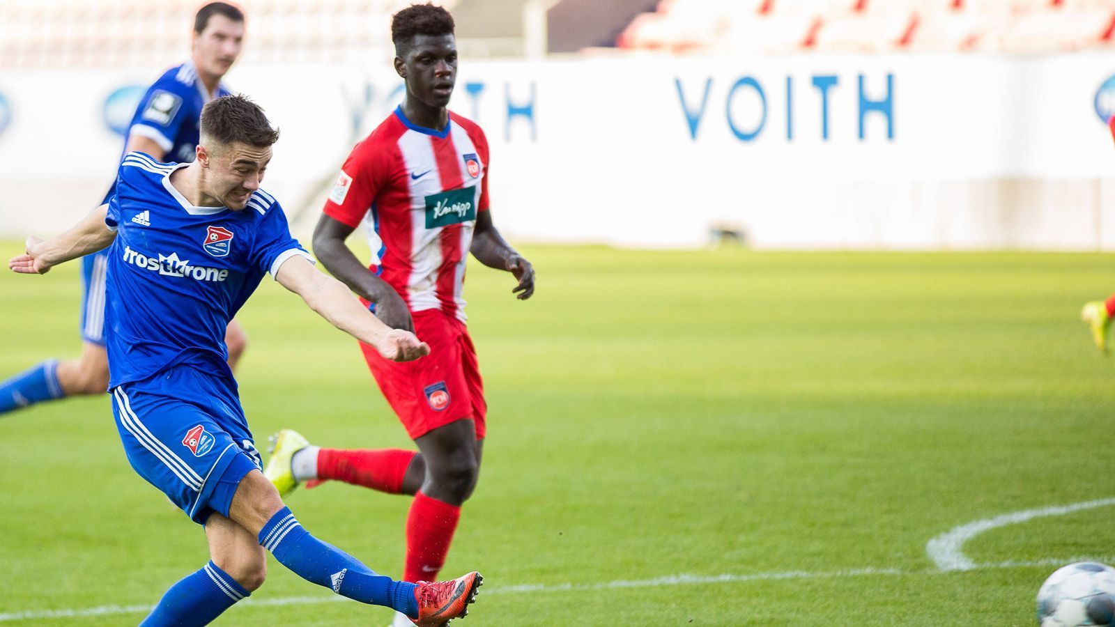 
                <strong>1. FC Heidenheim (Vierter, 30 Punkte)</strong><br>
                Vorbereitung: Die Heidenheimer steuern ihrer besten Saison in der Vereinsgeschichte entgegen. Prunkstück ist die Abwehr, die nur 18 Gegentore zuließ. Die Veränderungen sind deshalb übersichtlich. Für das Mittelfeld kommt Tobias Mohr von der SpVgg Greuther Fürth. Er bereitete bislang fünf Tore vor und erzielte einen Treffer. Das Team ist offenbar gut drauf, in vier Tests gelangen vier Siege.
              