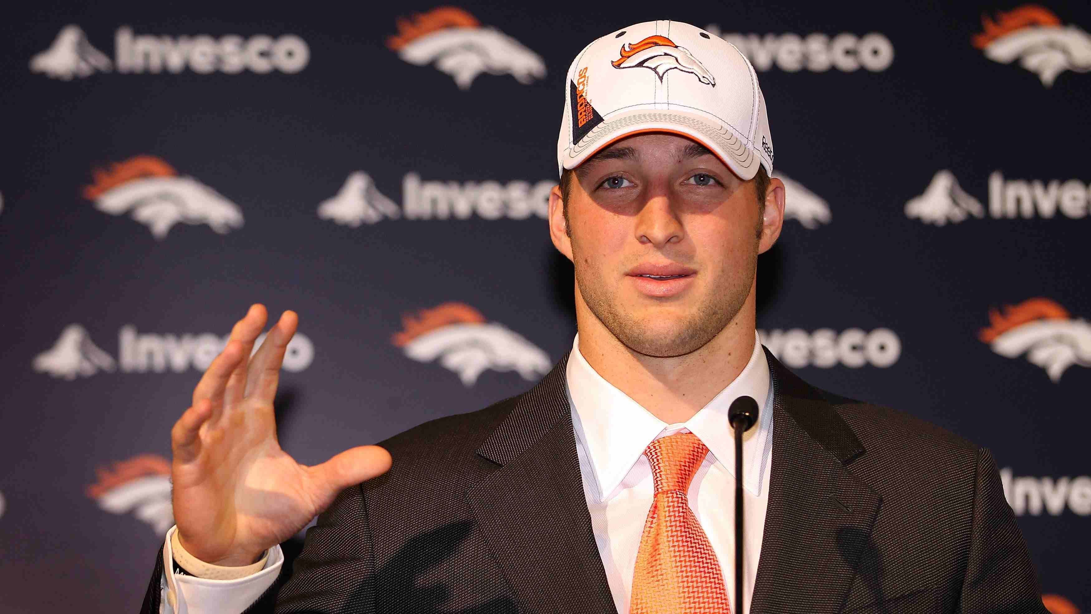 
                <strong>Tim Tebow </strong><br>
                 - Draft: 2010 an 25. Stelle von den Denver Broncos  - Weitere Stationen: Denver Broncos 2010 bis 2012, New York Jets 2012, New England Patriots 2013, Philadelphia Eagles 2015 - Karriere 2021 beendet
              