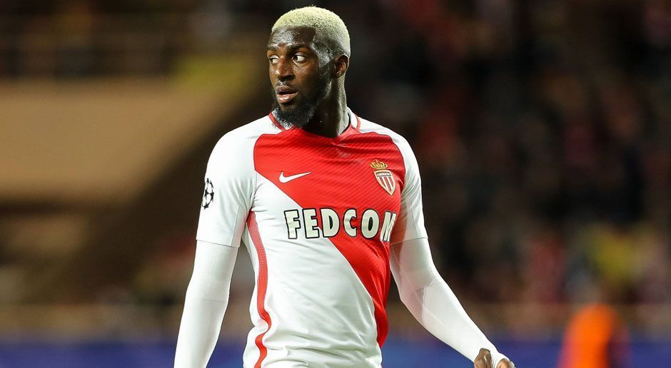 
                <strong>Tiemoue Bakayoko (AS Monaco -> Chelsea)</strong><br>
                Der FC Chelsea hat Tiemoue Bakayoko vom AS Monaco verpflichtet. Der 22-jährige defensive Mittelfeldspieler erhält bei den "Blues" einen Fünfjahresvertrag, die Ablöse soll rund 45 Millionen Euro betragen. "Ich bin sehr glücklich, Teil dieses großartigen Teams zu sein. Schon als Kind habe ich Chelsea-Spiele im Fernsehen verfolgt. Deshalb war es ganz logisch für mich, bei Chelsea zu unterschreiben, weil ich diesen Klub schon seit meiner Kindheit sehr mag", sagte der Neuzugang. 
              