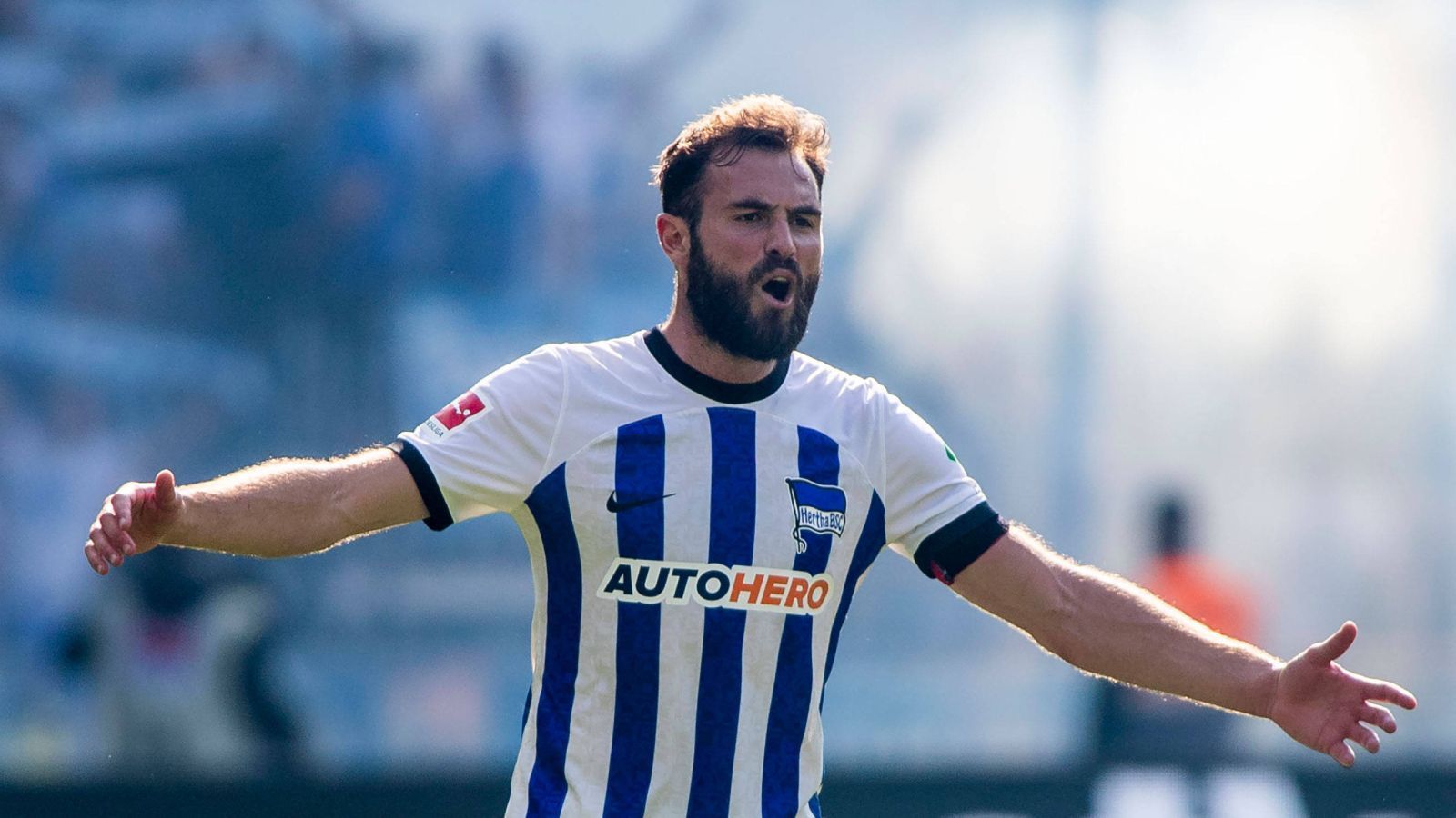 <strong>Lucas Tousart</strong><br>
                Jetzt ist es offiziell: Lucas Tousart wechselt stadtintern von Hertha BSC zu Union Berlin. Der Mittelfeldspieler war im Winter 2019/20 für eine Summe von 25 Millionen Euro zu Hertha gekommen. Nun hat er einen Dreijahresvertrag bei Union unterschrieben. Die Ablösesumme soll laut verschiedenen Medienberichten zwischen drei und sechs Millionen Euro betragen. Im <a target="_blank" href="https://bundesligamanager.ran.de/"><strong><em>ran</em></strong> Bundesliga-Manager</a>&nbsp;kostet der Franzose sieben Millionen Euro.