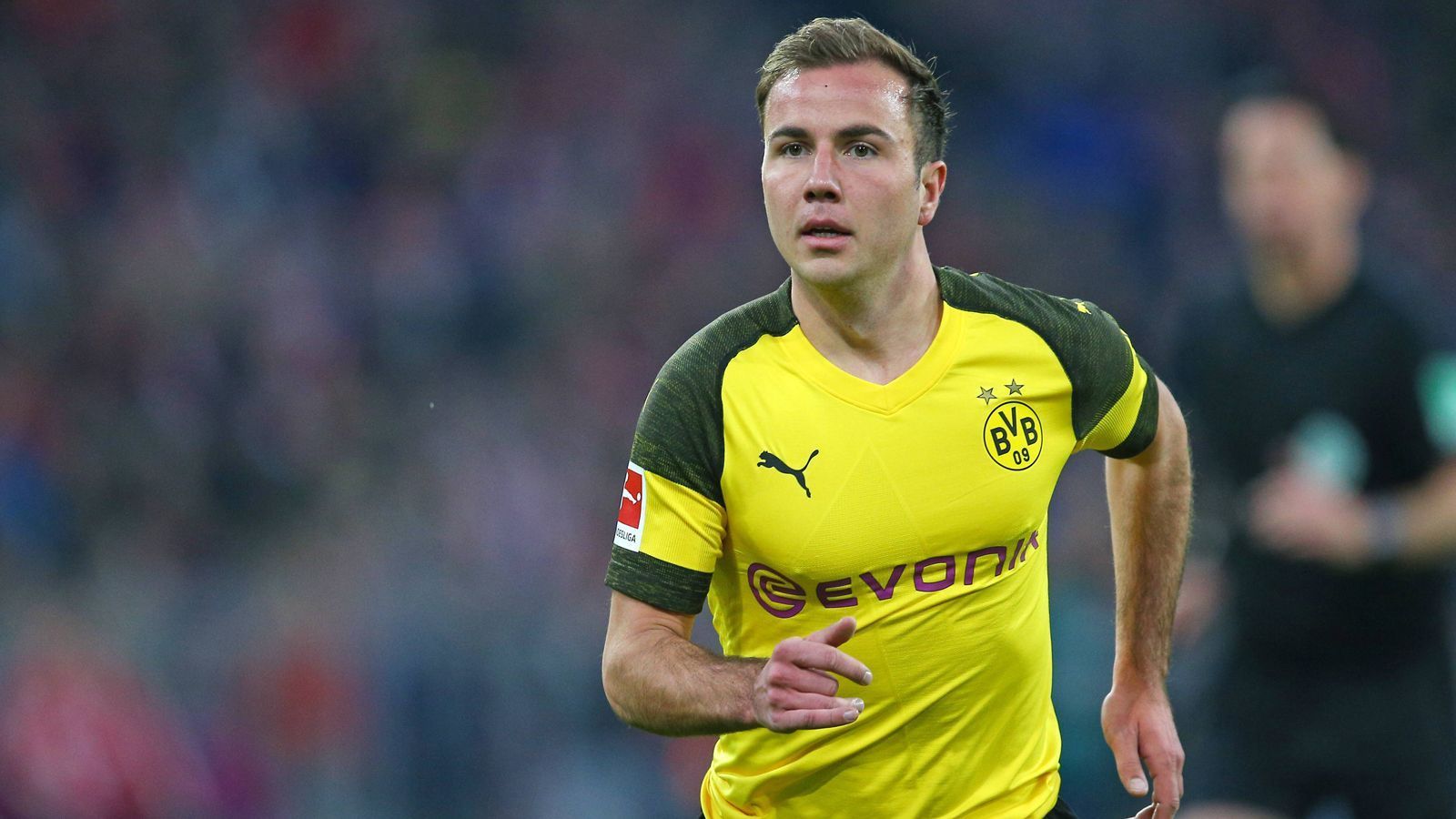 
                <strong>Mario Götze (BVB)</strong><br>
                Trotz der Verletzung von Paco Alcacer sitzt Götze zu Beginn unerwartet auf der Bank. Kommt in der 62. Minute für den blassen Mo Dahoud in die Partie. tritt offensiv aber nicht in Erscheinung. ran-Note: 4
              