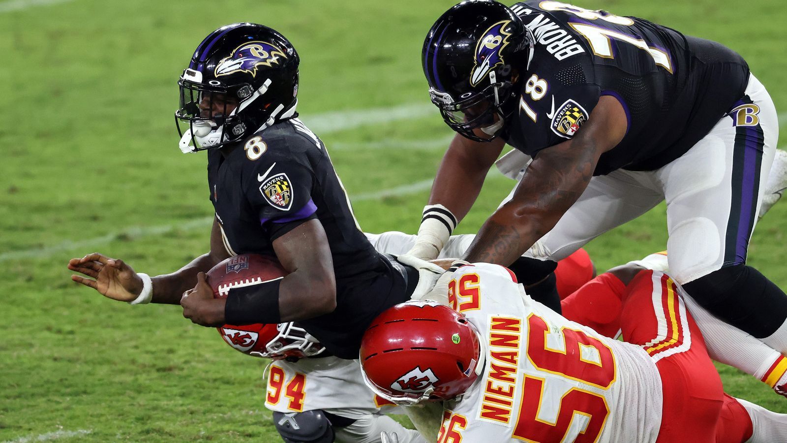 
                <strong>Verlierer: Lamar Jackson</strong><br>
                Während Patrick Mahomes die Ravens-Defense in ihre Einzelteile zerlegte, schaffte es Lamar Jackson in einem Primetime-Spiel mal wieder nicht, sein Potenzial abzurufen. Der 23-Jährige warf gerade einmal für 97 Yards und leistete sich zwei Fumbles. Nach dem Spiel zog Jackson Vergleiche zum Playoff-Aus gegen die Tennessee Titans in der Vorsaison. Seine Bilanz nach Halbzeit-Rückstand lautet nun 0-5, seine Bilanz nach Zehn-Punkte-Defizit 0-5 und seine Bilanz gegen "Kryptonit" Kansas City 0-3. Ja, Jackson ist amtierender MVP. Aber will er ein ganz Großer werden, muss er irgendwann auch extreme Widerstände überwinden.
              