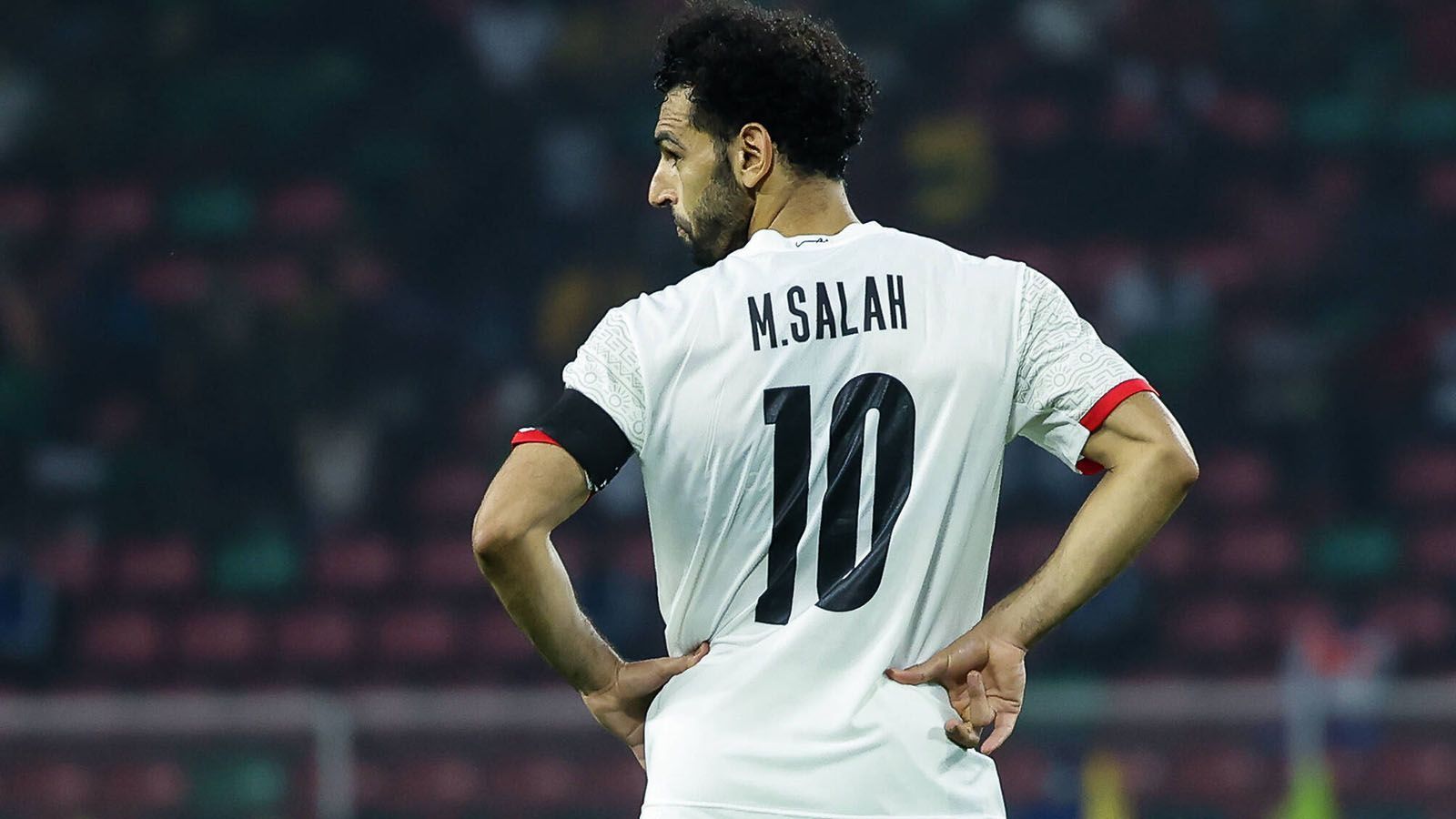 
                <strong>Mohamed Salah (Ägypten)</strong><br>
                Es war eine der Szenen der letzten Tage. Mo Salah, der von mehreren Laserpointern gebelendet wird, setzt einen Elfmeter gegen den Senegal über das Tor. Eine zweite WM-Teilnahme bleibt dem "Egyptian King" nach 2018 also verwehrt. Gut möglich, dass auch 2026 keine weitere dazu kommt. Salah äußerte sich zuletzt kryptisch, nachdem er gefragt wurde ob er seine Nationalmannschaftskarriere fortsetzt. Nach der Niederlage im Finale des Afrika-Cup, ist die "Nicht-Teilnahme" an der WM die nächste Enttäuschen für den 29-Jährigen.
              