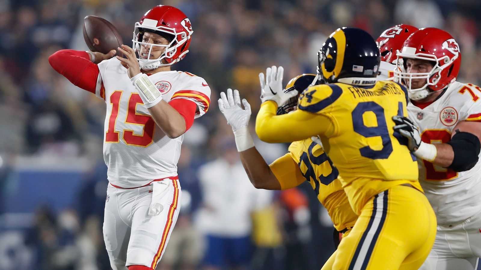 
                <strong>Week 11: Mahomes mit MNF-Rekord</strong><br>
                ... für Chiefs-Quarterback Patrick Mahomes: mit sechs Touchdown-Pässen stellt er für ein Monday Night Game ebenfalls einen Rekord auf. 478 Passing-Yards sind sogar sein Karriere-Bestwert. Das Spiel verliert er mit seinen Chiefs trotzdem.
              