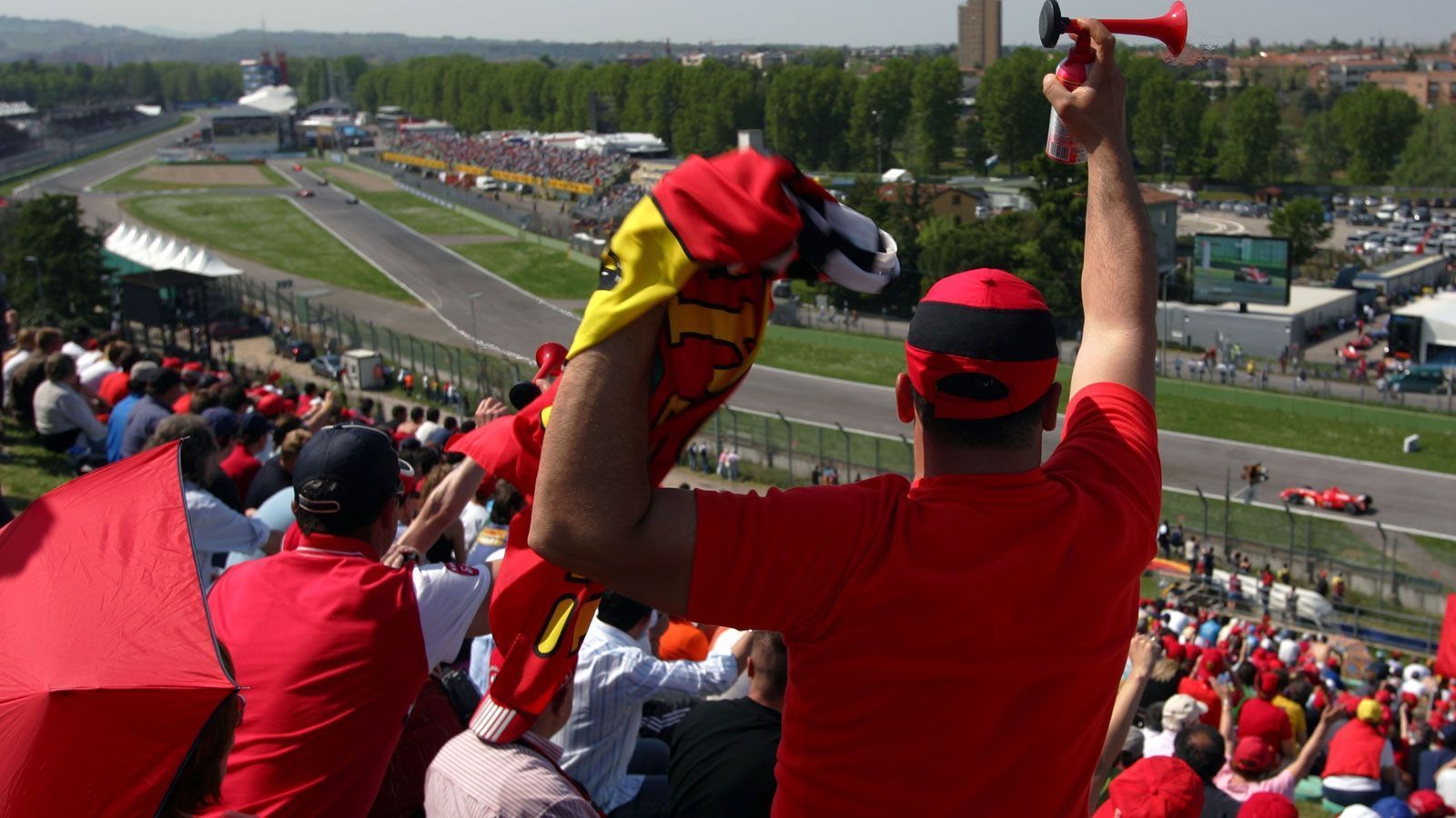 
                <strong>Heimspiel für Ferrari </strong><br>
                Bei einer Distanz von gerade einmal 80 Kilometern zum Firmensitz in Maranello gilt die Traditionsstrecke neben dem Rennen in Monza als Heimspiel für die Scuderia und ihre Fans. Mit acht Siegen bei 27 Austragungen ist Ferrari auch das erfolgreichste Team in Imola, muss sich diesen Titel allerdings mit dem englischen Williams-Team teilen. Von 1980 bis 2006 war das "Autodromo Internazionale Enzo e Dino Ferrari" jedes Jahr Austragungsort eines Formel-1-Rennens, mit Ausnahme von 1980 dabei stets als Großer Preis von San Marino. 2020 wird das Rennen zum ersten Mal als "Großer Preis der Emilia-Romagna" ausgetragen.
              