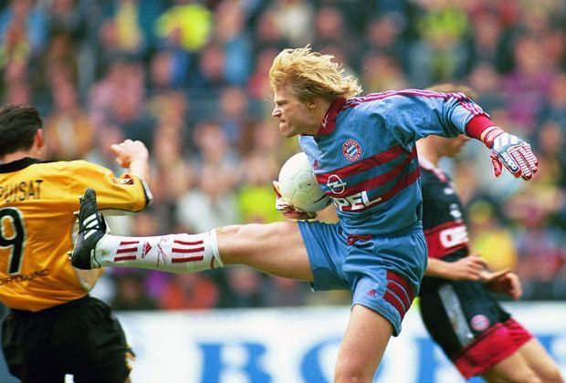 
                <strong>Bundesliga 98/99</strong><br>
                Kung Fu die Zweite: Und wieder ist Oliver Kahn daran beteiligt. Trotz Spielunterbrechung attackiert der Torhüter Stürmer Stephane Chapuisat ...
              