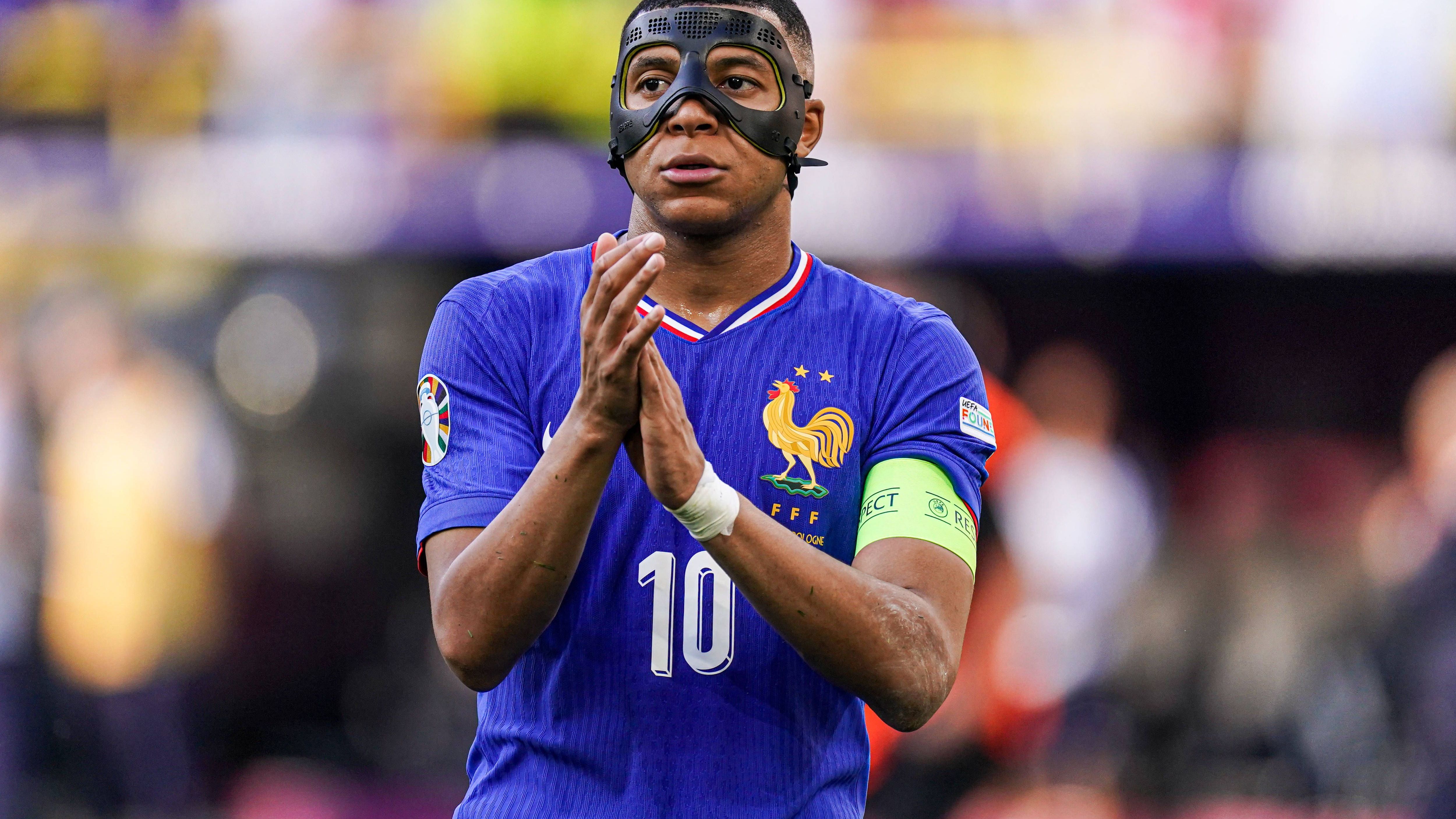 <strong>Maskierter Mbappe</strong><br>Auch das erste EM-Tor von Kylian Mbappe hat Frankreich nicht zum Gruppensieg verholfen. Der Masken-Superstar stand nach seinem Nasenbeinbruch wieder in der Startelf und brachte die französische Mannschaft in der 56. Minute in Führung.