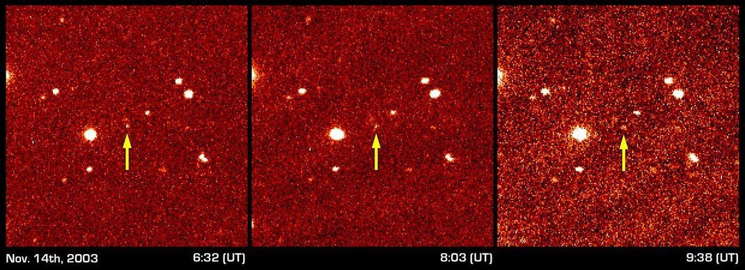 Die Bilder, auf denen Sedna entdeckt wurde. Der Himmelsköper wandert so langsam über den Himmel, dass seine Bewegung in menschlichen Zeiträumen kaum zu bemerken ist.