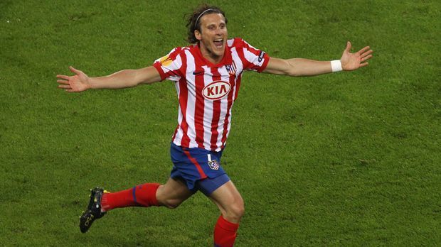 
                <strong>Diego-Forlan</strong><br>
                Diego Forlan (96 Tore): Auch Diego Forlan erlebt sehr gute Jahre bei "Atleti". Diego Forlan heuert 2007 an und absolviert insgesamt 198 Partien, wobei er auf 96 Treffer komt. Eins seiner wichtigsten Tore erzielt er im Finale der Europa League 2010. Zur Saison 2011/12 zieht es die uruguayische Legende aber zu Inter Mailand, für gerade einmal fünf Millionen Euro Ablöse.
              